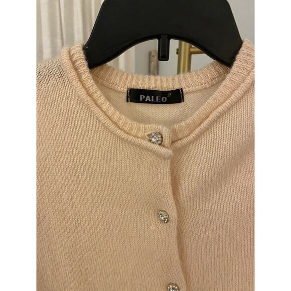 PALEO Ribbed cardigan with jeweled buttons in supersoft yarn. Soft Pink. - Picture 3 of 6